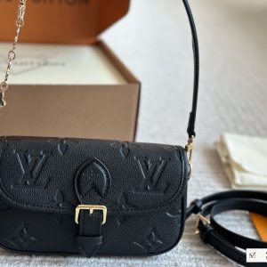 Lv Diane Baguette Handbag 19*10cm