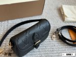 Lv Diane Baguette Handbag 19*10cm